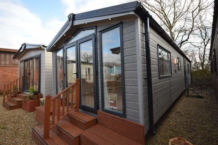 NEW Mobile Log Cabin | Sunrise Lodge DLX 3 bed Garden Home | No Planning — photo 1