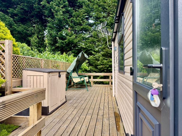 Swift Burgundy static caravan in mid Devon . VERY quiet location . — photo 3