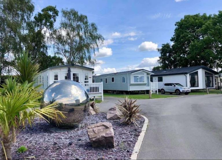 Luxury Lodges and static caravans for sale at Manor House Holiday park DN22 0NJ. — photo 3