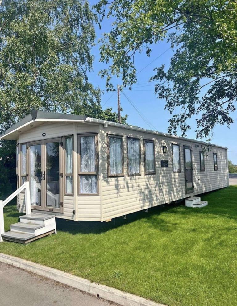 Luxury Lodges and static caravans for sale at Manor House Holiday park DN22 0NJ. — photo 32