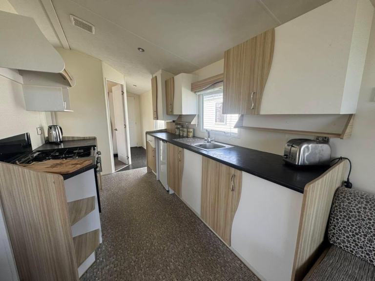 REDUCED PRICE STATIC CARAVAN FOR SALE LYONS ROBIN HOOD HOLIDAY PARK — photo 3