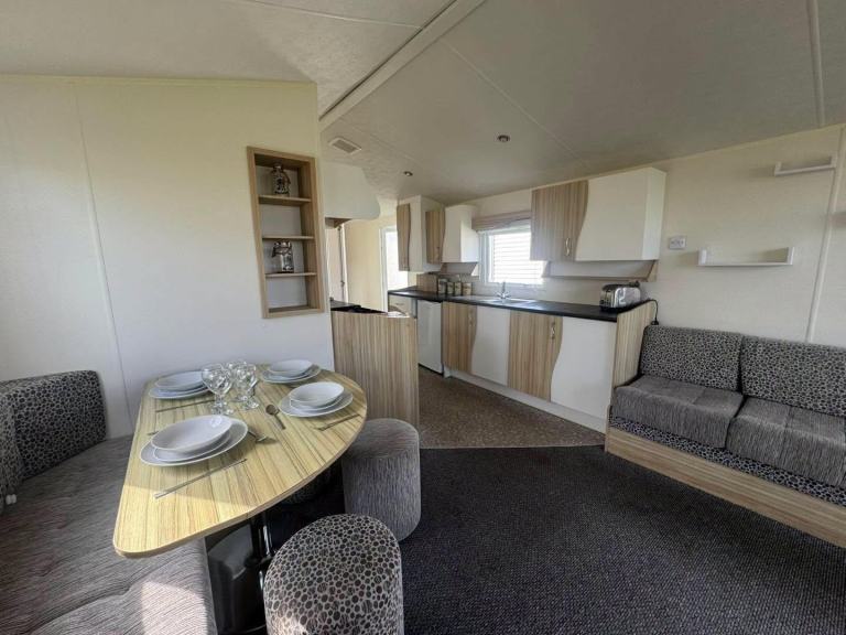 REDUCED PRICE STATIC CARAVAN FOR SALE LYONS ROBIN HOOD HOLIDAY PARK — photo 5