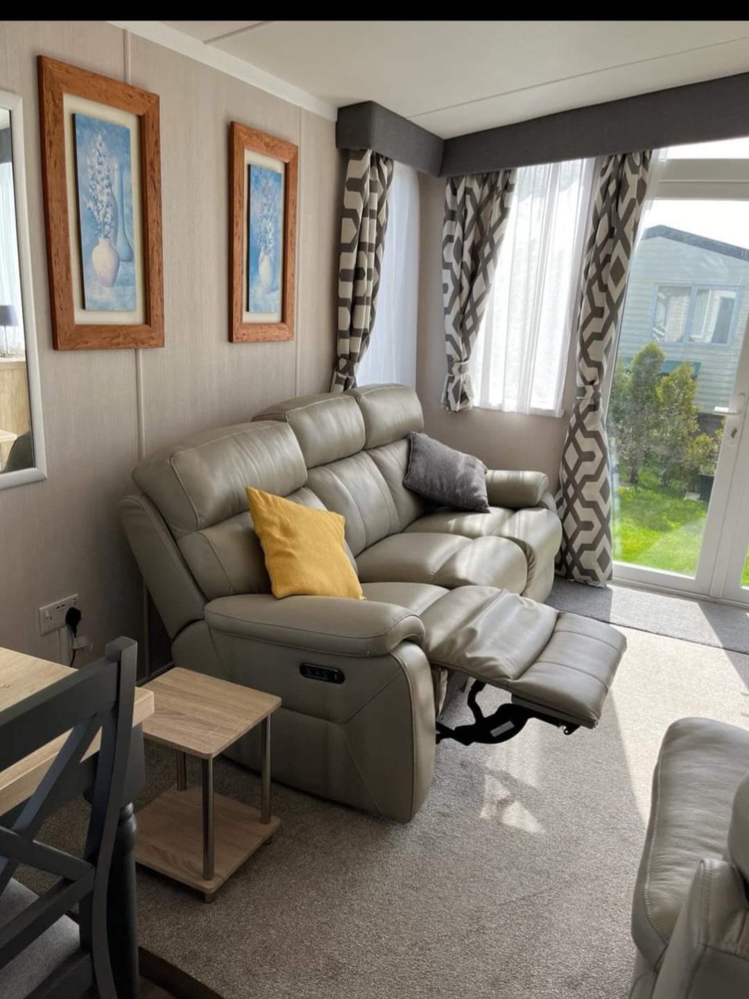 Swift Margaux 38ft by 12ft, 2 bed, 6 berth, static caravan, excellent condition as new. Waldegraves holiday park Essex. — photo 2