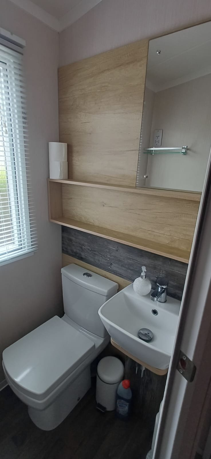 Swift Margaux 38ft by 12ft, 2 bed, 6 berth, static caravan, excellent condition as new. Waldegraves holiday park Essex. — photo 10