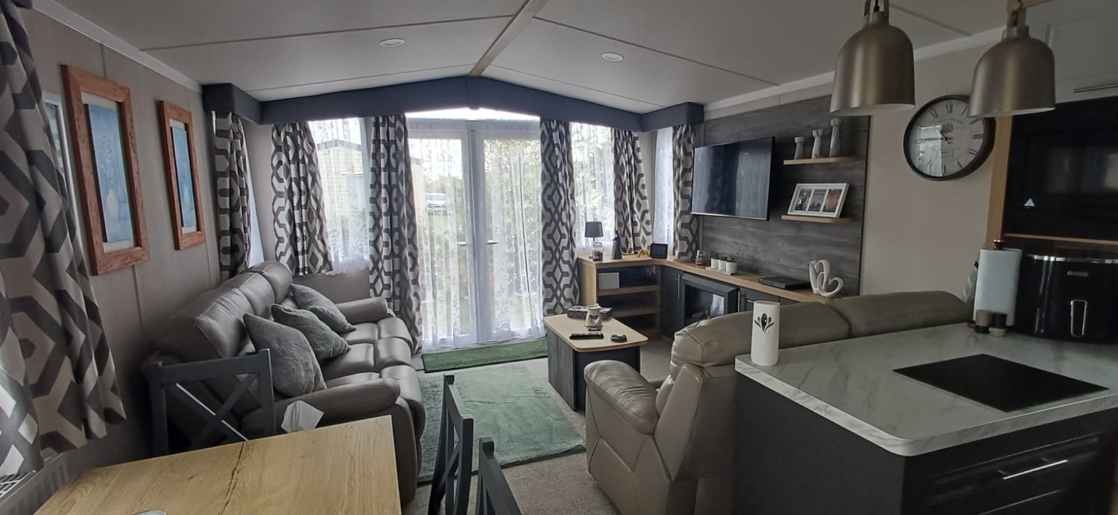Swift Margaux 38ft by 12ft, 2 bed, 6 berth, static caravan, excellent condition as new. Waldegraves holiday park Essex. — photo 13