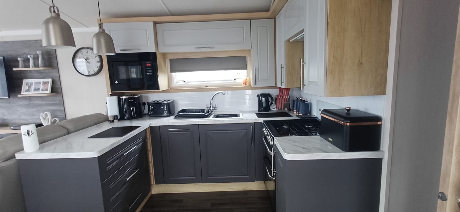 Swift Margaux 38ft by 12ft, 2 bed, 6 berth, static caravan, excellent condition as new. Waldegraves holiday park Essex. — photo 14