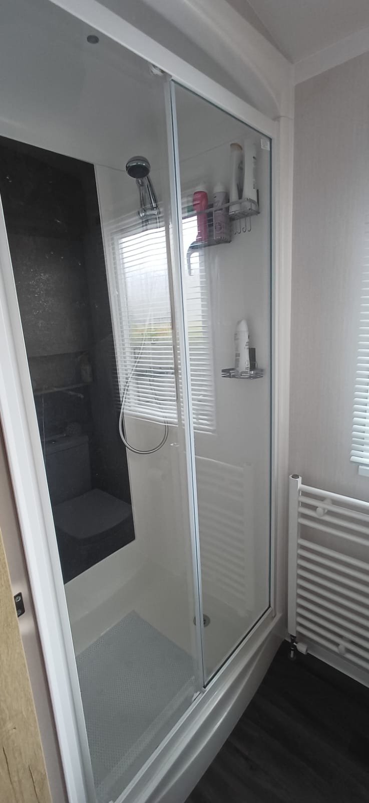Swift Margaux 38ft by 12ft, 2 bed, 6 berth, static caravan, excellent condition as new. Waldegraves holiday park Essex. — photo 15